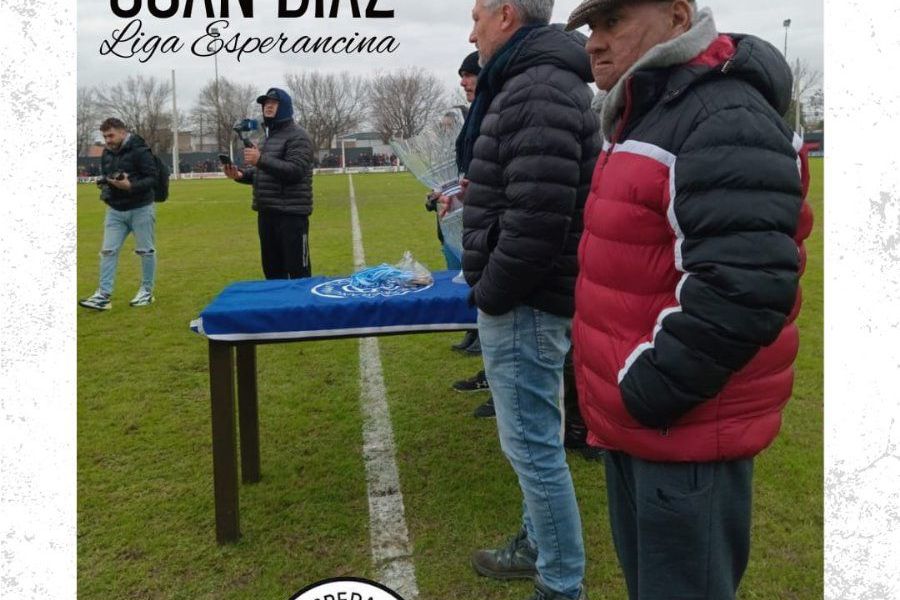 Juan Carlos Díaz entregando la Copa del Torneo