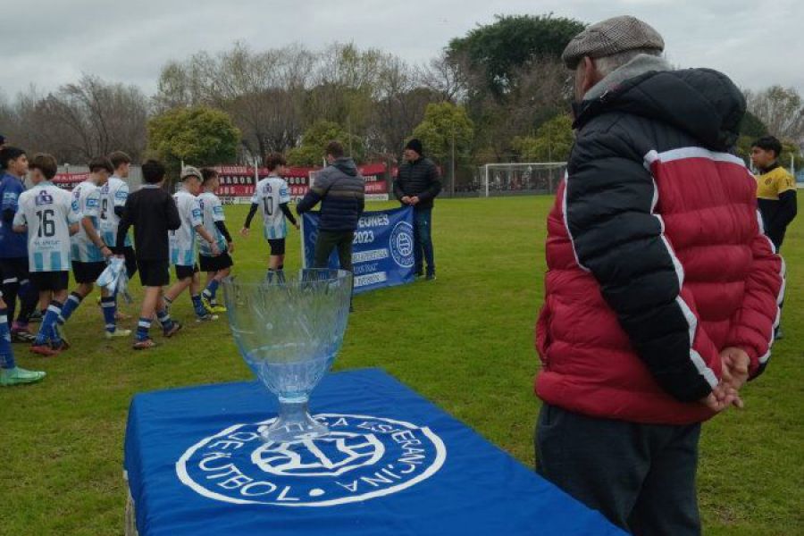 Juan Carlos Díaz entregando la Copa del Torneo