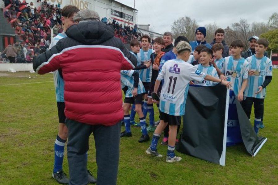 Juan Carlos Díaz entregando la Copa del Torneo