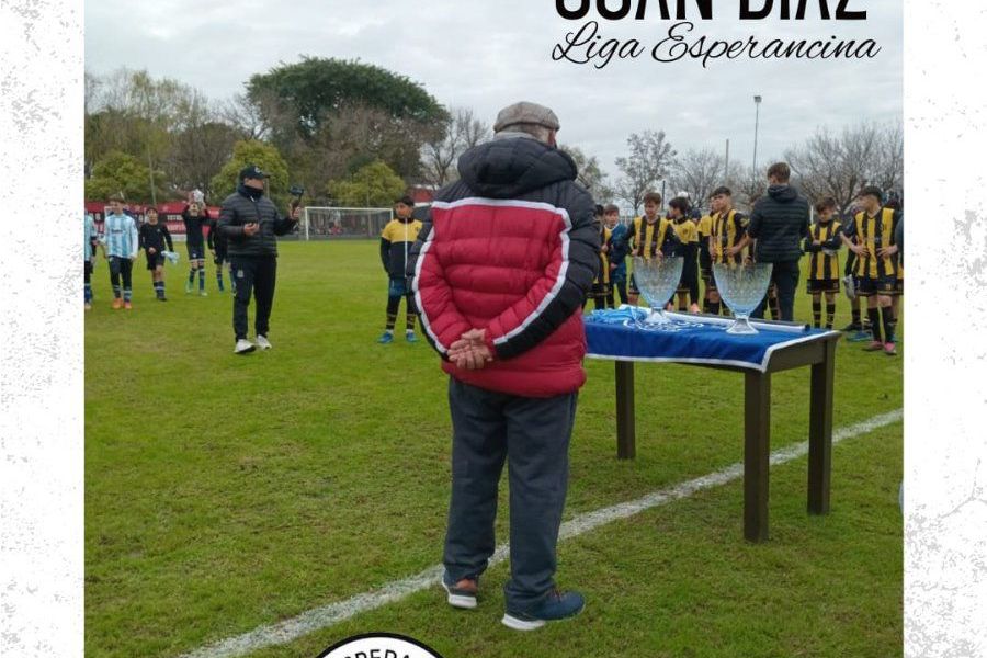 Juan Carlos Díaz entregando la Copa del Torneo