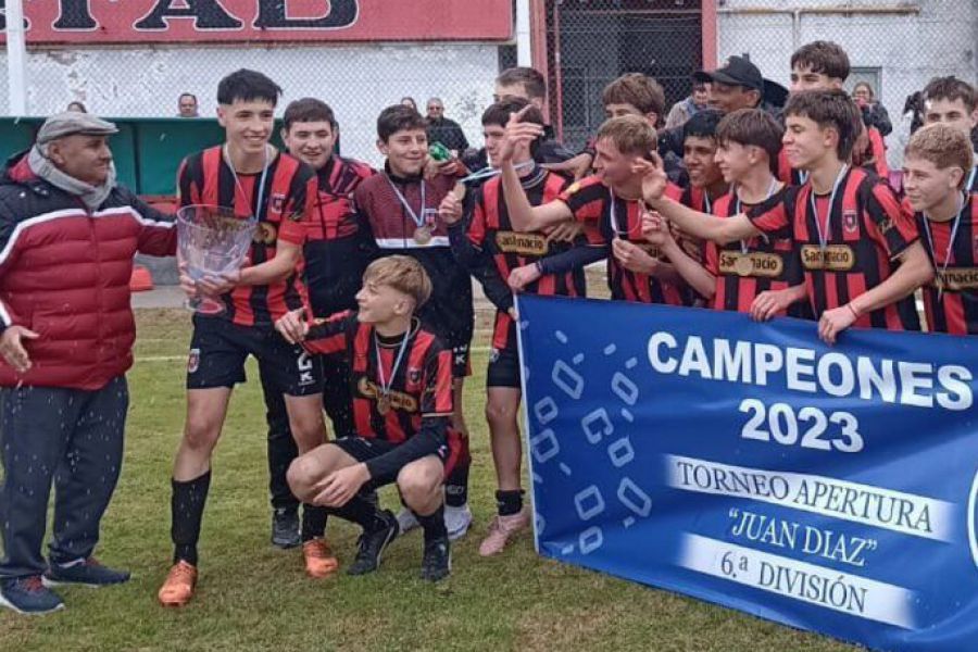 Juan Carlos Díaz entregando la Copa del Torneo