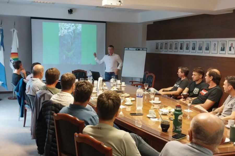 Charla sobre prácticas de manejo de La Chicharrita