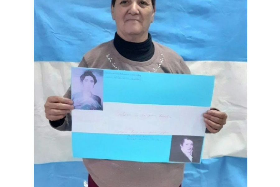 Jóvenes y adultos se visten de celeste y blanco