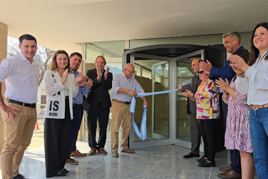 Pirola en edificio del Correo esperancino