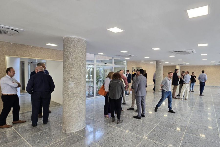 Pirola en edificio del Correo esperancino