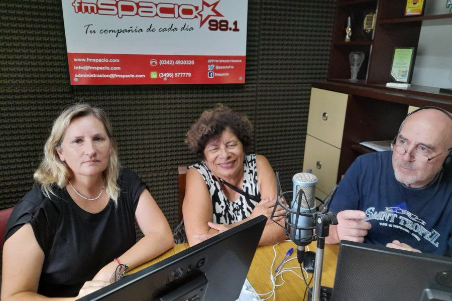 Corina Schivoni y Griselda Banegas con Amado Montú