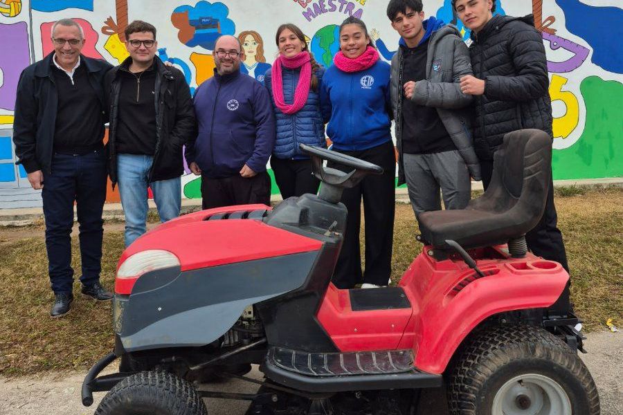Entrega de herramientas de trabajo a instituciones