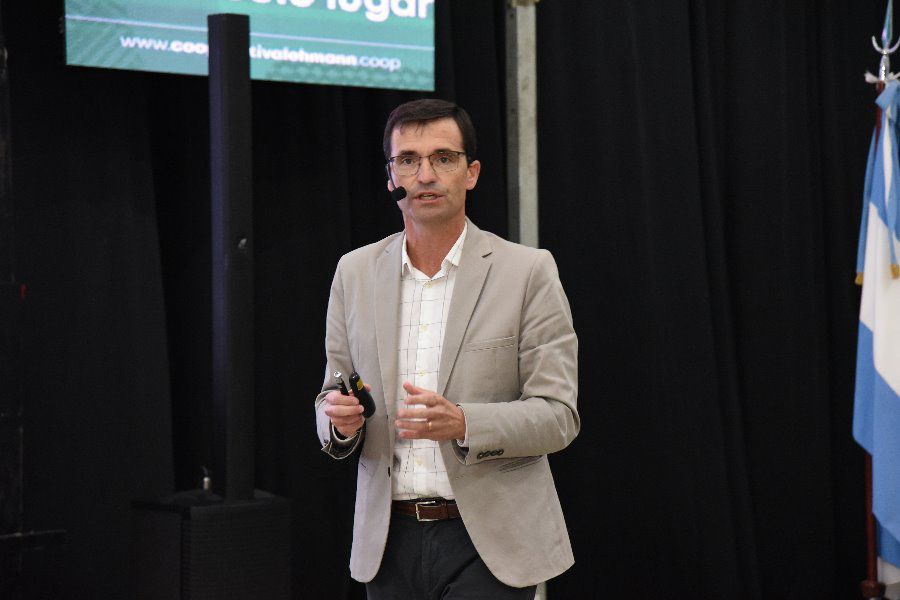Gonzalo Turri de conferencia en La Lehmann