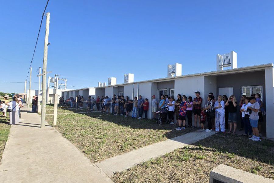 Pirola entregó viviendas en SJN