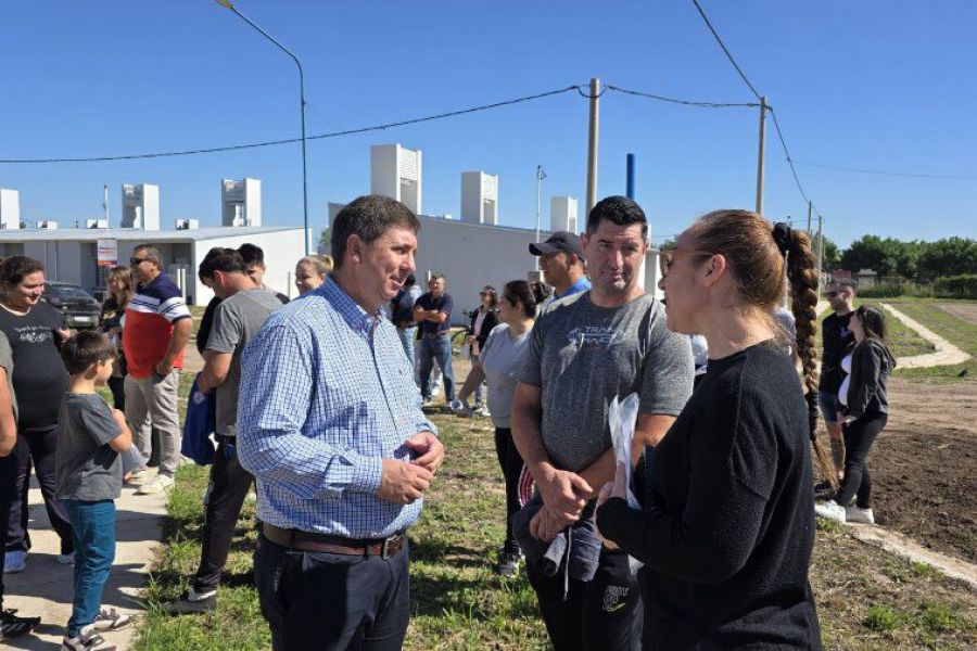 Pirola entregó viviendas en SJN