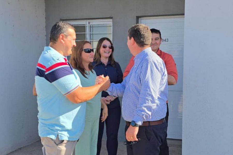 Pirola entregó viviendas en SJN