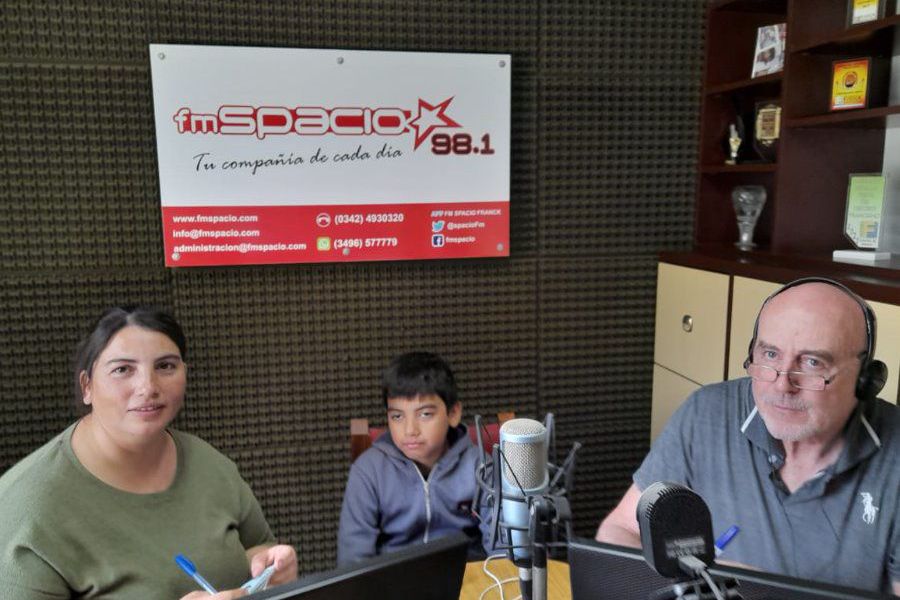 Tatiana Preisegger y Alan Espíndola con Amado Montú