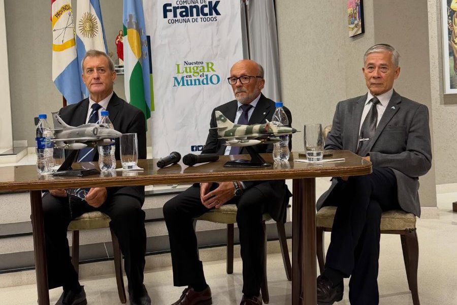 Homenaje e inauguración de monumento por Malvinas