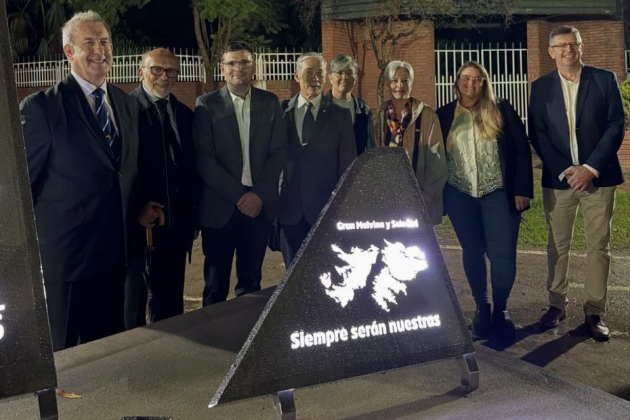Homenaje e inauguración de monumento por Malvinas
