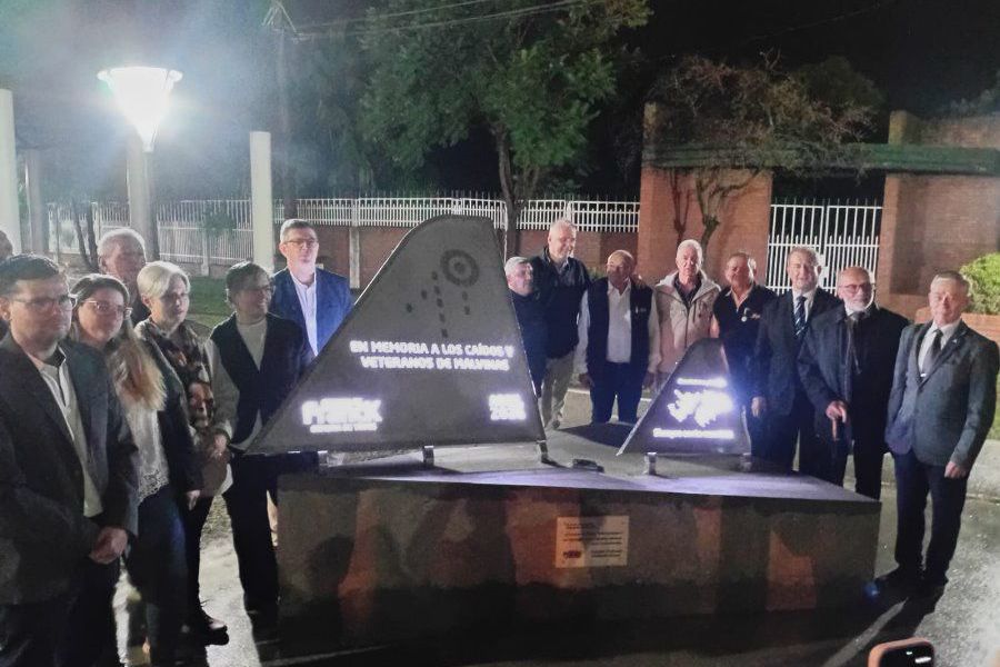 Homenaje e inauguración de monumento por Malvinas