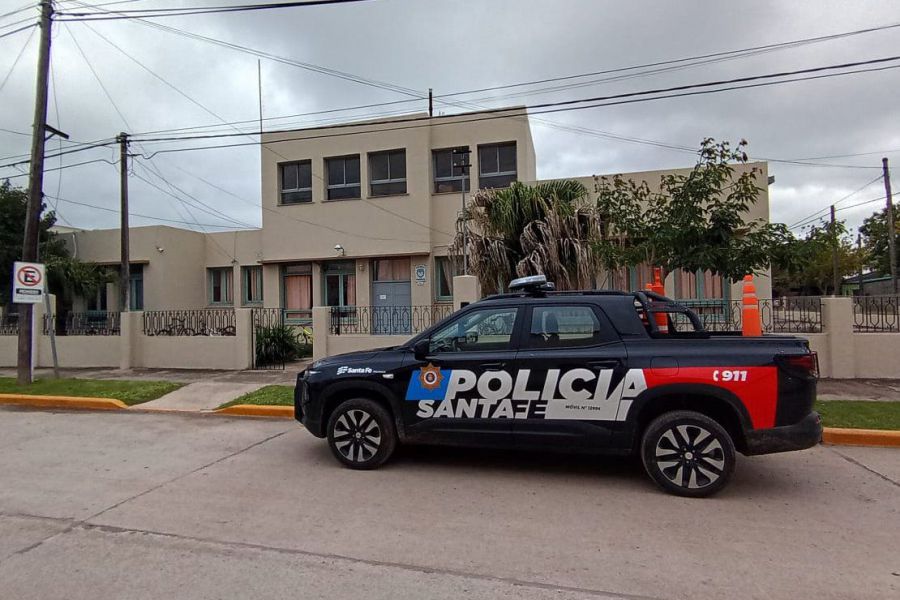 Movil Policial en institudo educativo - Foto URXI