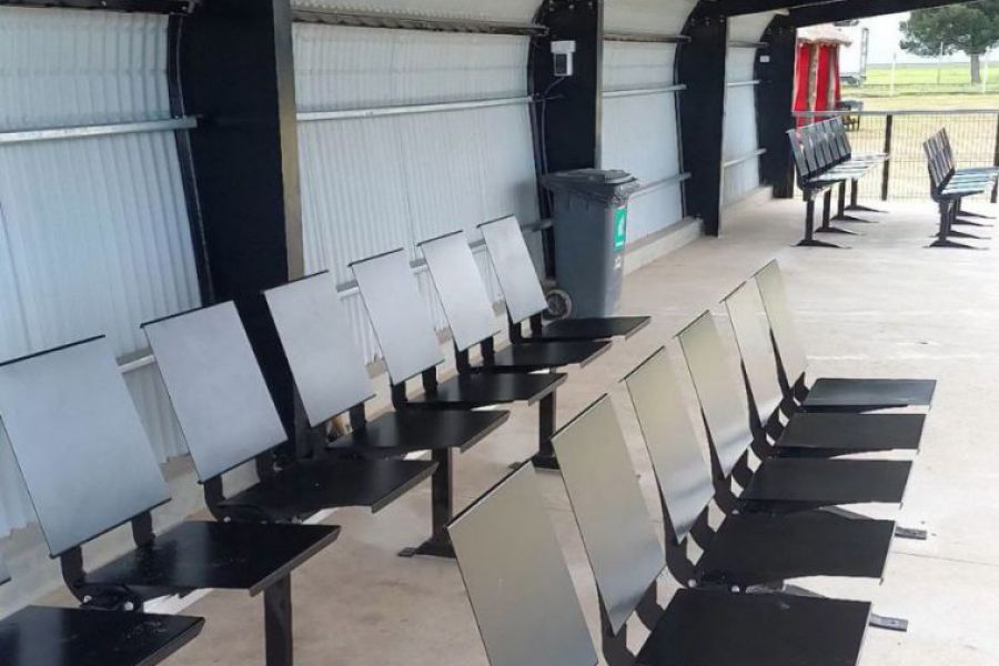 Banco de suplentes en sintético del CAF