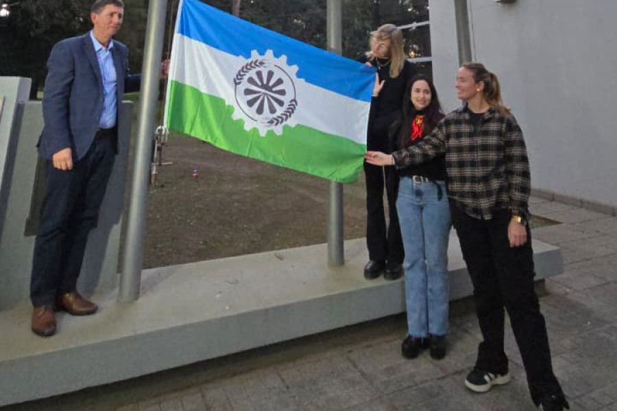 Las Colonias presentó su bandera