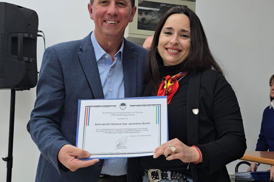 Las Colonias presentó su bandera