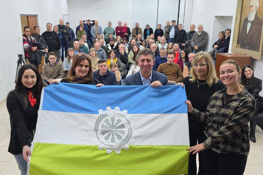Las Colonias presentó su bandera
