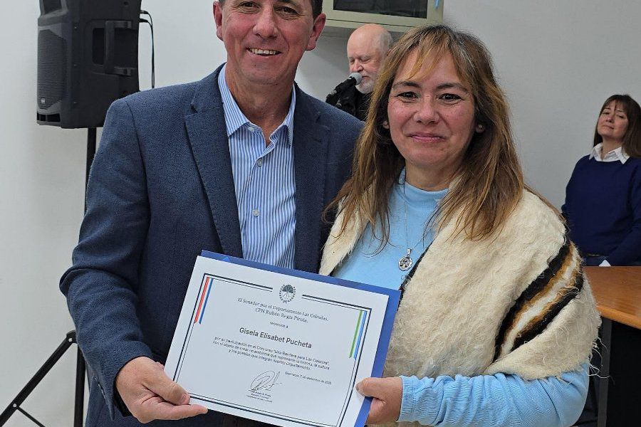 Las Colonias presentó su bandera